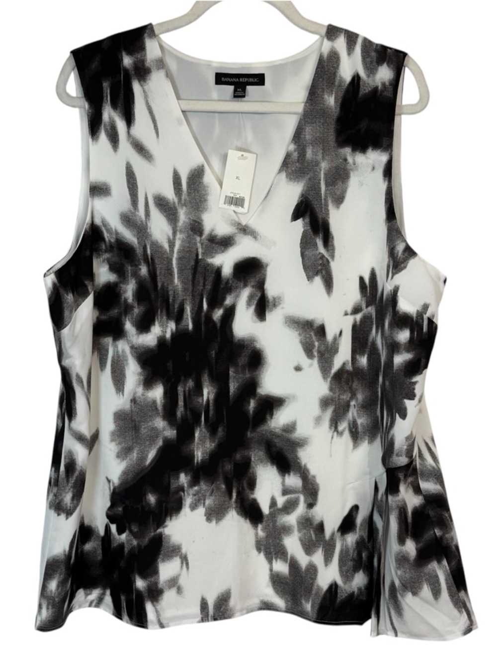 Banana Republic XL Tank Black & White  Pleated V Neck Sleeveless Blouse Lined